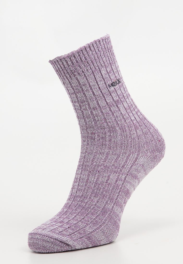 Fioletowa skarpetka z prążkowanym wzorem o teksturowanym splocie. Posiada zakończony mankietem szczyt oraz logo blisko kostki. Miękki materiał, dopasowany kształt.