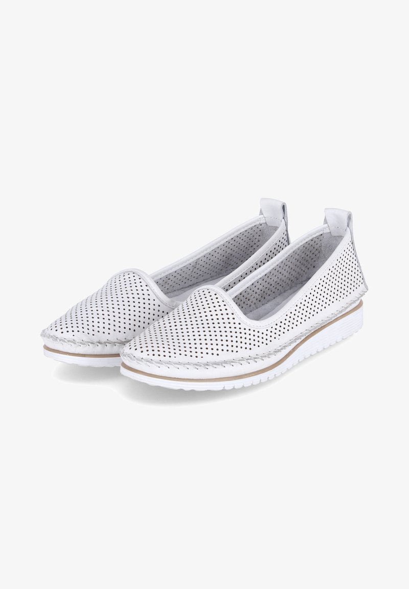 Weiße Slipper mit perforiertem Obermaterial, glatter Textur, runder Spitze und kontrastierender beiger Einfassung. Flexible Gummisohle für Komfort.
