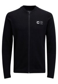 Svart zip-up-tröja med rund hals, ribbade muddar och en texturerad patch med en vit logotyp på vänster bröst.