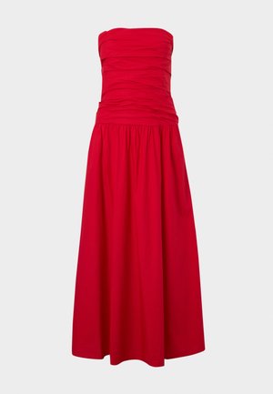 Κόκκινο βραδινό φόρεμα χωρίς τιράντες με ραβδωτό μπούστο και μακριά ροή φούστα, σχεδιασμένο για επίσημες περιστάσεις.