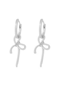 Silverörhängen med en bågformad design, som har en slät yta och en central detalj av små klara kristaller.