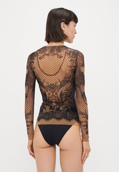 Crni čipkasti bodi s dugim rukavima, s složenim cvjetnim uzorcima, ribarskom mrežom i kontrastnim golim podlaganjem.