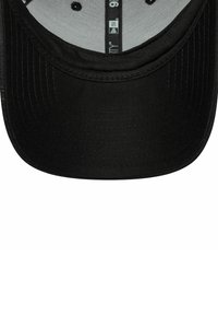 Schwarze Baseballmütze mit strukturiertem Design, flachem Schirm und glattem Stoff. Das Innere verfügt über ein leichtes Futter und Markenetiketten.