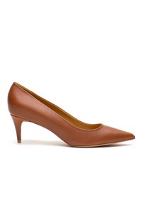 Pump alto in pelle marrone con punta affusolata e tacco sottile a forma di cono. Texture liscia e design semplice, senza decorazioni visibili.