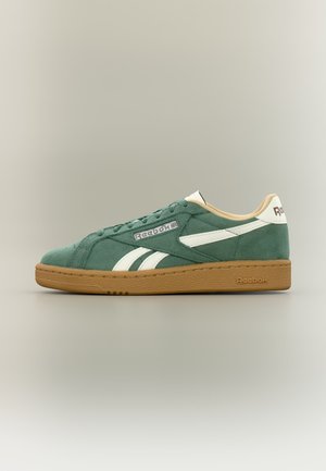 Reebok Classic, CLUB C GROUNDS UK UNISEX - Sneaker low - field green/chalk