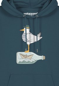 Türkise Kapuzenjacke mit einem bedruckten Design eines Möwen in einem gestreiften Hemd und Hut, die auf einer Flasche steht, neben einem Papierboot.