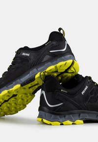 Czarne sportowe buty z fakturowaną cholewką, żółtymi akcentami i wytrzymałą podeszwą. Posiadają amortyzowaną wkładkę oraz wzmocniony obcas.