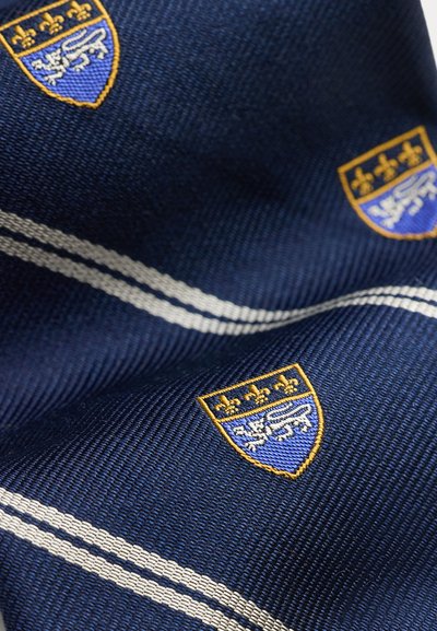 Tengerészkék szövet arany és kék hímzett pajzsokkal, melyeken fehér oroszlán és három arany fleur-de-lis látható, fehér vízszintes csíkokkal elválasztva.