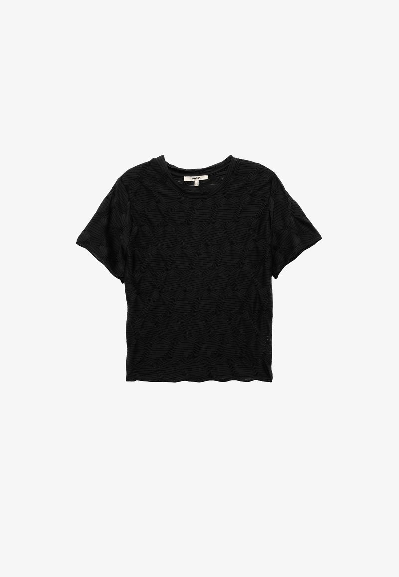 Camiseta negra de manga corta con un patrón de olas texturizado, escote redondo y un ajuste relajado con un dobladillo recortado. Textura de tela suave.