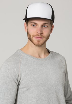 Svart og hvit snapback-cap med strukturert form og mesh bak, båret av en mann i en lys grå hettegenser med raglanermer.