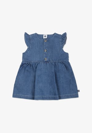 Abito in denim con design senza maniche, spalle arricciate, chiusura con bottoni e vita cinchata con gonna svasata. Colore: blu.