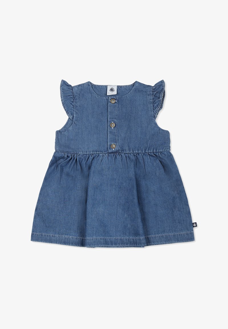 Abito in denim con design senza maniche, spalle arricciate, chiusura con bottoni e vita cinchata con gonna svasata. Colore: blu.