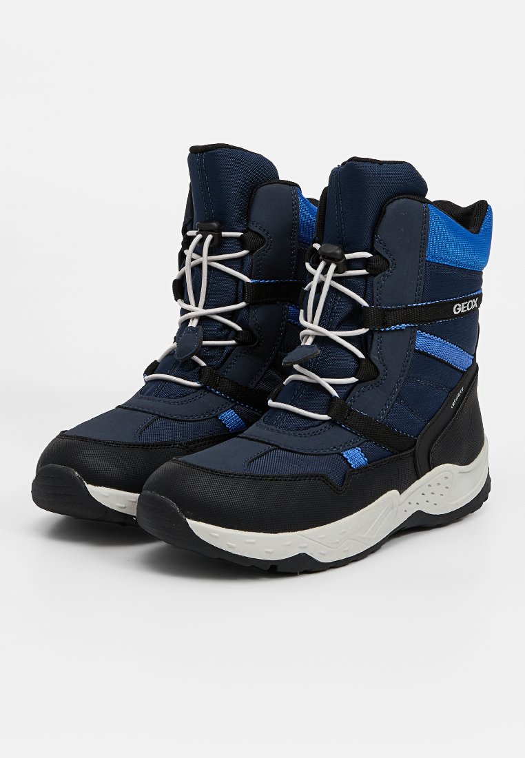 Blaue und schwarze High-Top-Stiefel aus strukturiertem Material, mit verstärkter Zehenkappe und kontrastierenden Akzenten. Verfügt über eine Schnürung und Logodetail.