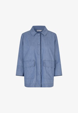 Hellblaues Denim-Jackett mit Kragen, vorne mit Knopfverschluss, zwei aufgesetzten Taschen und kontrastierenden schwarzen gewellten Details entlang der Kanten.