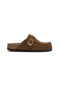Infradito in suede marrone con un design strutturato, presenta un dettaglio con fibbia, una sezione più chiara in contrasto e una suola in gomma nera testurizzata.