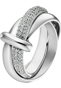 Anello d'argento con design intrecciato, caratterizzato da una fascia incrostata di piccole pietre trasparenti lungo una curva e una finitura liscia e lucida.