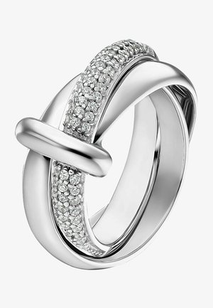 Anello d'argento con design intrecciato, caratterizzato da una fascia incrostata di piccole pietre trasparenti lungo una curva e una finitura liscia e lucida.