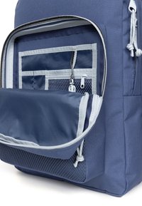 Zaino blu navy con una tasca frontale dotata di una sezione in rete, cerniere grigie e un design snello per una funzionalità ottimale nello stivaggio.