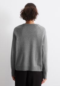 Γκρι πουλόβερ φτιαγμένο από μαλακό ύφασμα πλέξιμου, διαθέτει στρογγυλή λαιμόκοψη, μακριά μανίκια και ριμπ τελείωμα. Απλός και μινιμαλιστικός σχεδιασμός.