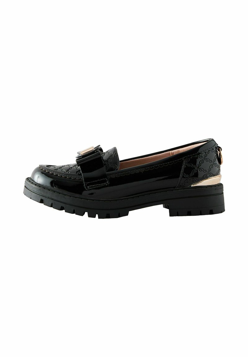 Schwarze Lacklederloafers mit strukturellem Design, erhabenen Nähten und einer dekorativen Schleife. Klobige schwarze Sohle mit goldenen Akzenten.
