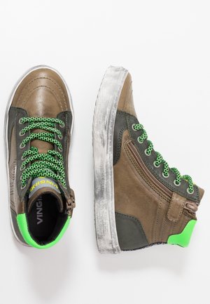 Høje sneakers i brun og mørkegrøn læder med grønne snørebånd, teksturerede såler og grønne detaljer på hælen. Har lynlåslukning.
