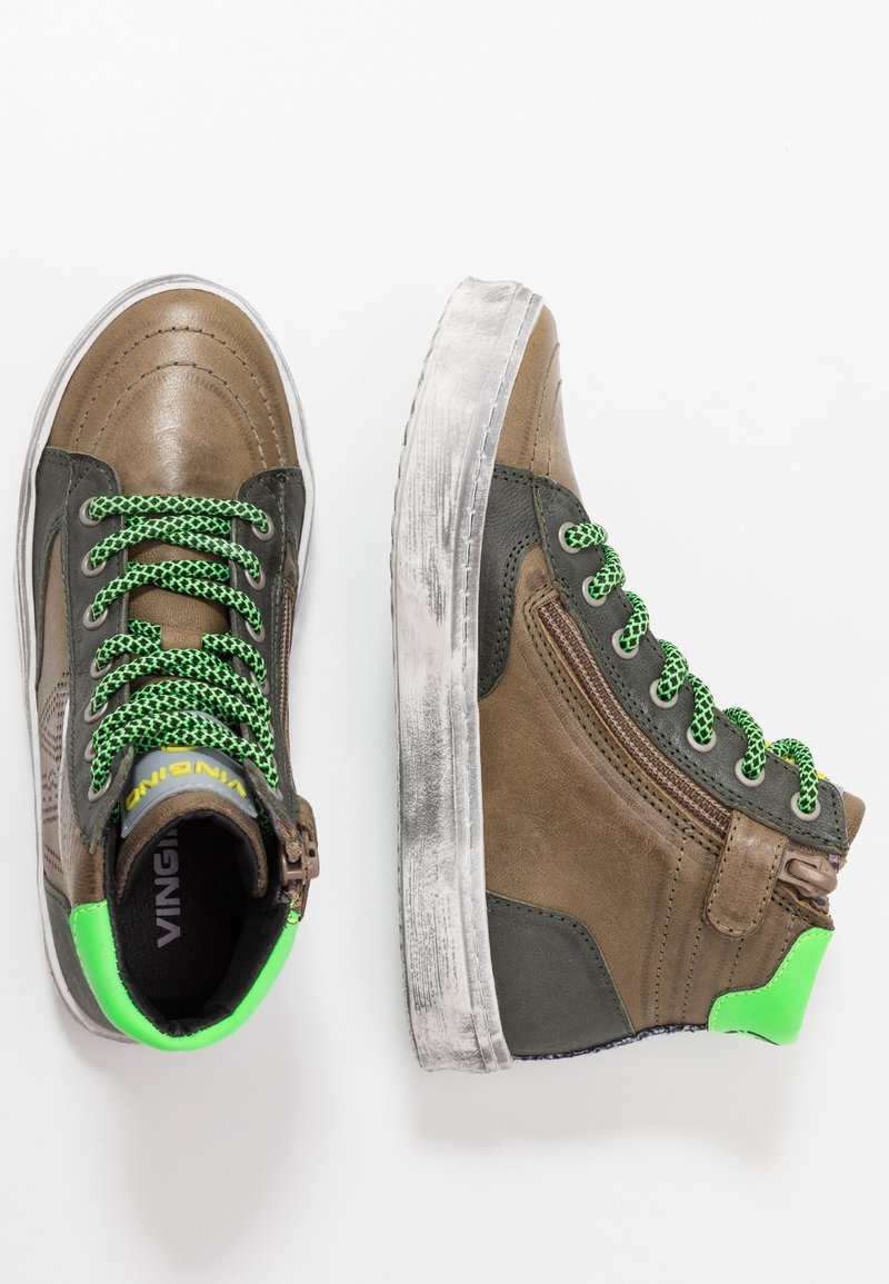Baskets montantes en cuir marron et vert foncé avec des lacets verts, semelles texturées et accents verts au niveau du talon. Fermeture à glissière.