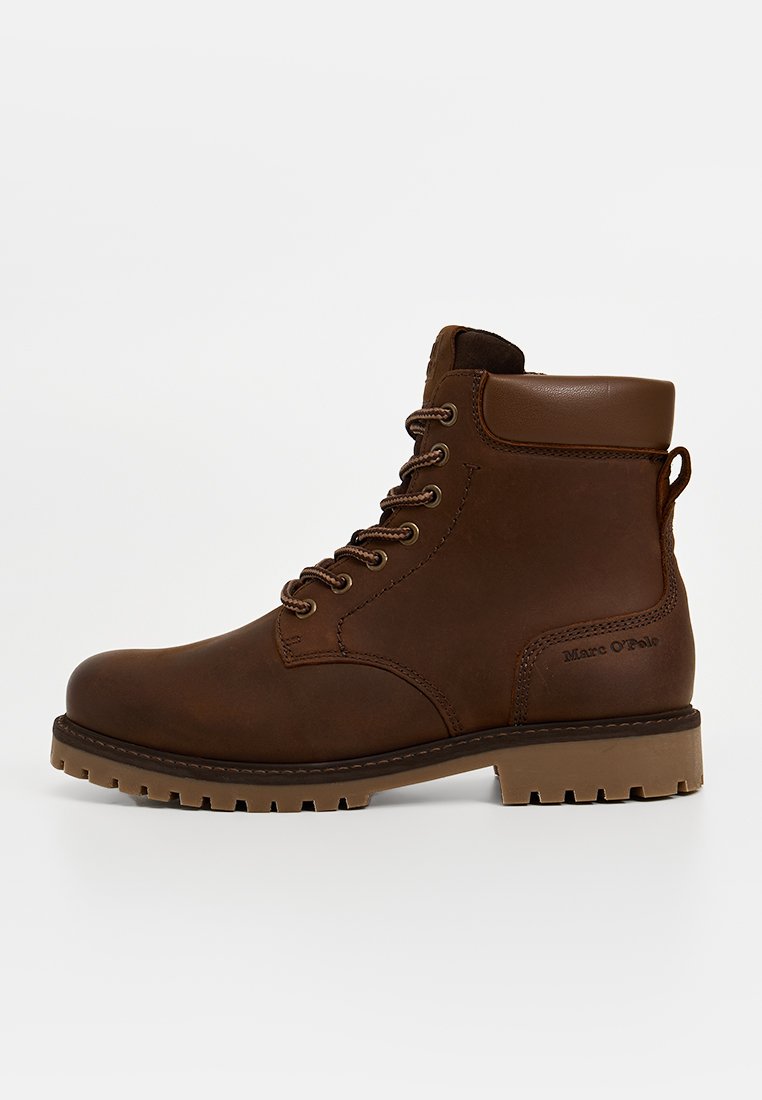 Brauner Leder-Schnürstiefel mit gepolstertem Schaft und dickem Profilsohle, seitlich geprägt mit dem "Marc O'Polo" Logo.