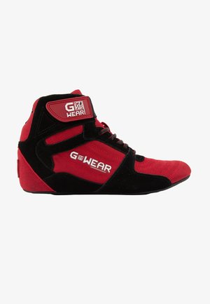 Hoge sportieve schoen in rood en zwart suede. Beschikt over een zwarte rubberen zool, vetersluiting, gevoerde kraag en "GZ WEAR" branding.