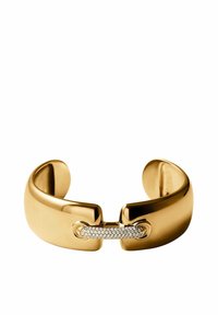 Pulsera de oro con una banda ancha y lisa, y una barra central incrustada con pequeños diamantes brillantes que conectan los dos extremos.