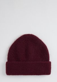 Burgundin villapipo, jossa on pehmeä rakenne, käännetty reunus ja ovaali muoto, suunniteltu lämpöön ja mukavuuteen kylmässä säässä.