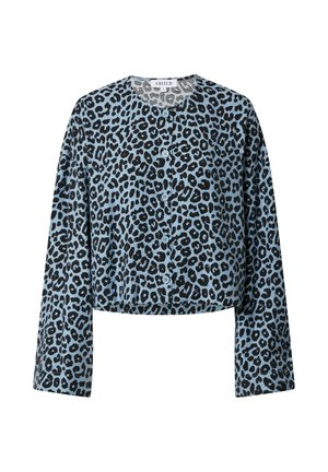 Chemise bleue à manches longues boutonnée avec motif léopard noir et col rond.