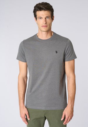 T-shirt grigio a maniche corte realizzato in tessuto leggero, con collo rotondo e un piccolo logo nero sul lato sinistro del petto.