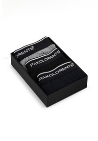 Trzy pary kąpielówek w czarnym pudełku prezentowym: jedna szara, jedna czarna, jedna ciemnogranatowa, z kontrastowymi białymi gumkami w pasie "PAKOLARENTE".