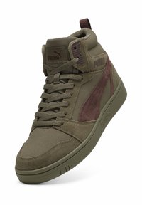Wysokie trampki z oliwkowozielonym płótnem i zamszem na cholewce, z ciemnofioletowymi akcentami, teksturowanymi powierzchniami i grubymi sznurowadłami.
