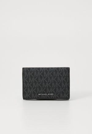 Portefeuille noir en tissu texturé avec un motif de logo répétitif, arborant le nom de marque "MICHAEL KORS" en blanc à l'avant.