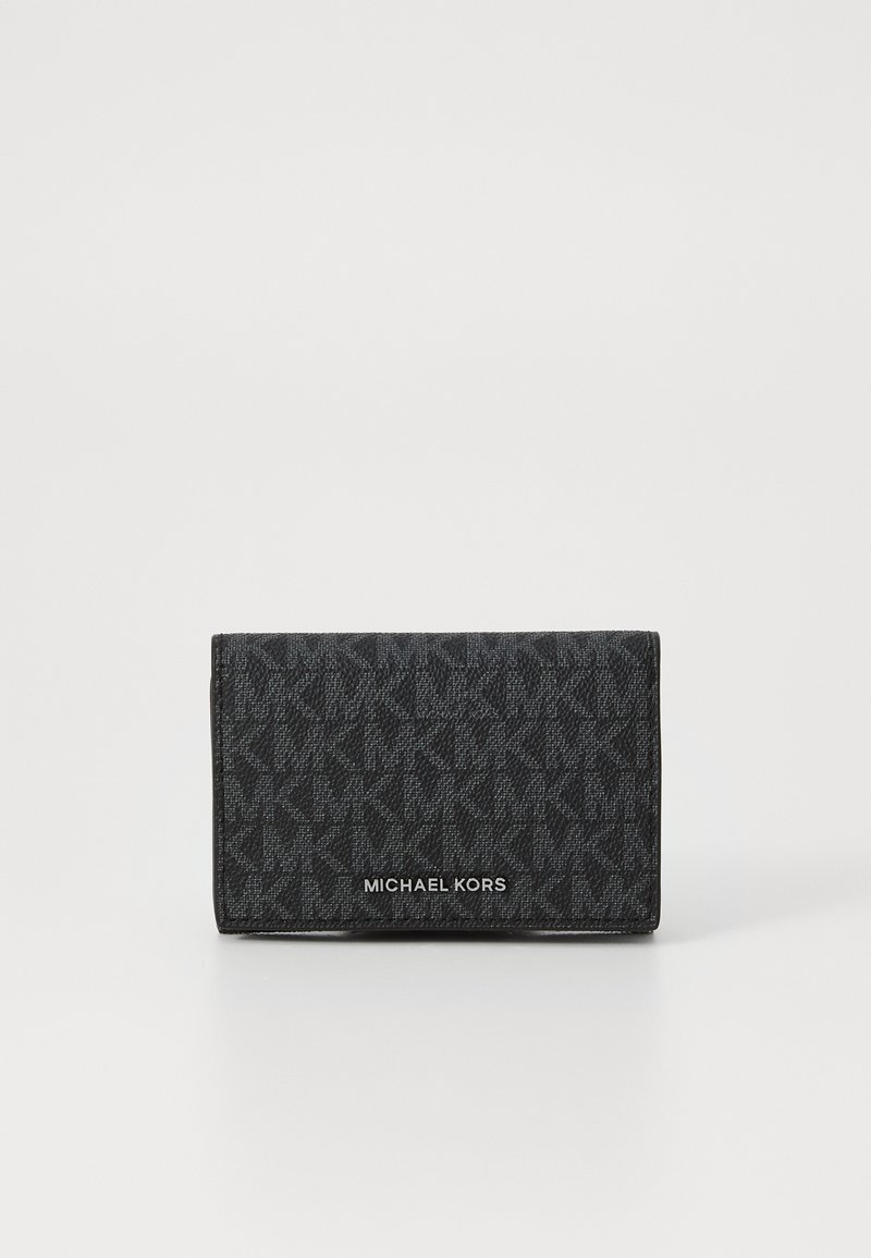 Portefeuille noir en tissu texturé avec un motif de logo répétitif, arborant le nom de marque "MICHAEL KORS" en blanc à l'avant.