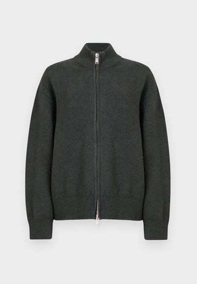 Cardigã de malha cinza escuro com fecho de correr, gola alta, punhos e bainha canelados. Apresenta um fecho prateado com um puxador retangular.