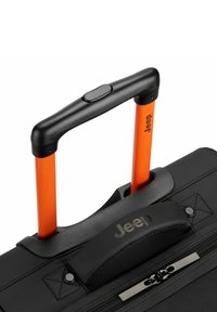 Valigia nera con manico telescopico arancione, impugnatura in plastica e marchio Jeep. Presenta un scomparto con zip e chiusura sicura.