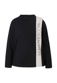 Top nero a maniche lunghe con un pannello bianco riportante il testo "MODERN VIEW" in borchie argentate. Il tessuto appare liscio con una vestibilità comoda.