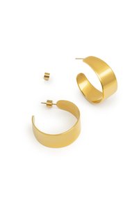 Orecchini a cerchio color oro con una finitura liscia e lucida e un design tubolare. Comprendono un piccolo dettaglio a perno cilindrico.
