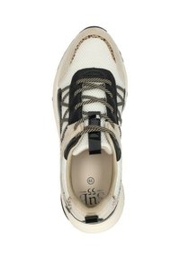 Sneaker met een textuur van witte mesh bovenkant, zwarte en tan accenten, en beige veters. Ronde neusvorm; lichtgewicht ontwerp. Maat 39 label aan de binnenkant.