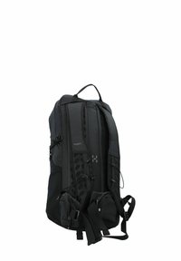 Mochila negra fabricada con tejido duradero, con paneles de malla, correas ajustables y múltiples compartimentos para almacenamiento.
