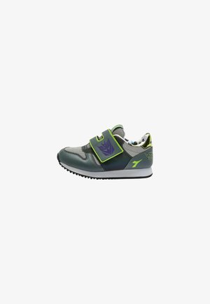 Scarpa da ginnastica grigia e verde per bambini con logo viola, cinturino in Velcro, tessuto a rete e fodera interna con motivo, mostrata su sfondo bianco.