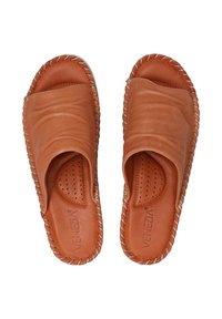 Donkerbruine leren slippers met een gestructureerde bovenkant, gestikte randen en geperforeerde inlegzool. Opvallend door hun comfortabele ontwerp en casual stijl.