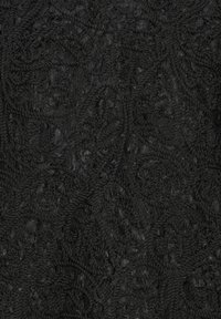 Crna čipka s kompliciranim zakrivljenim uzorcima i teksturiranom površinom koja ističe fine detalje i poluprozirni izgled.