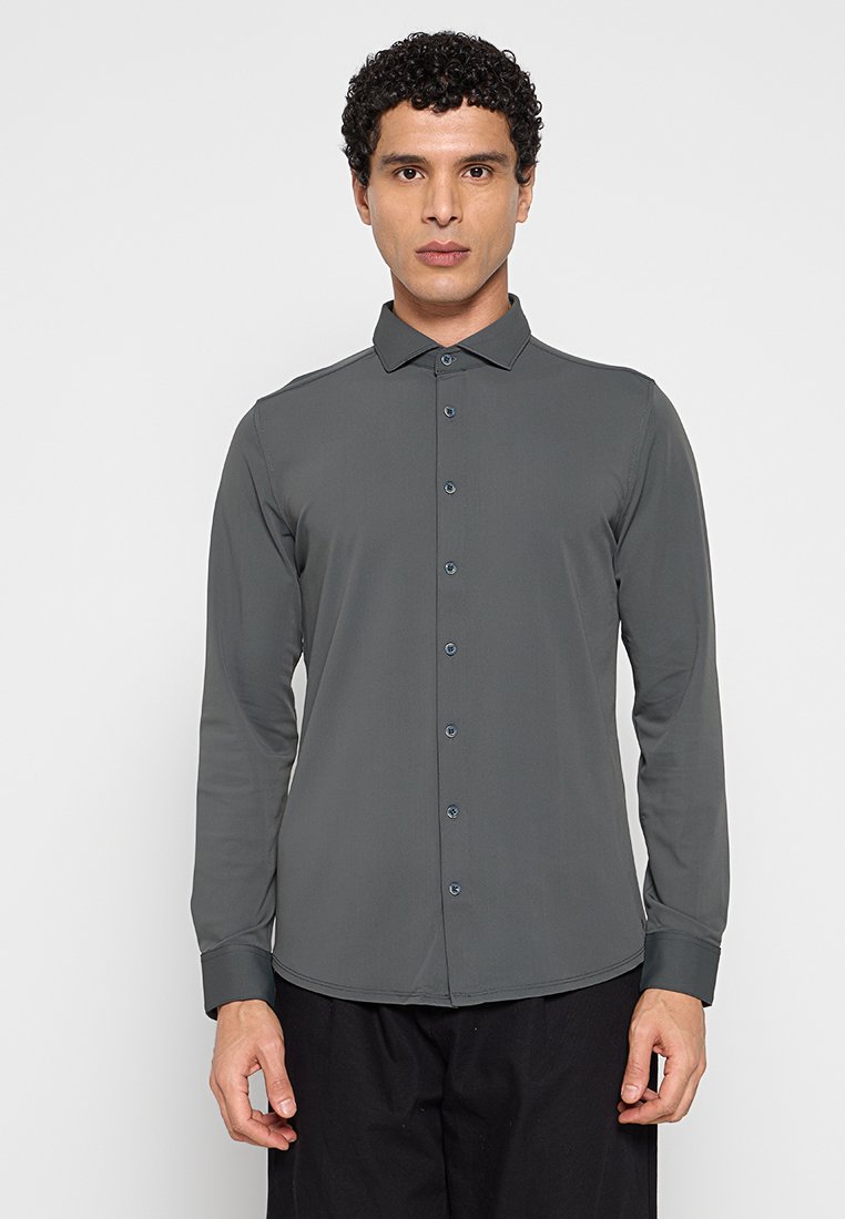 Overhemd met lange mouwen in donkergrijs, ontworpen met knopen aan de voorkant, gemaakt van gladde stof. Voorzien van een puntige kraag en contrasterende knoopdetails.