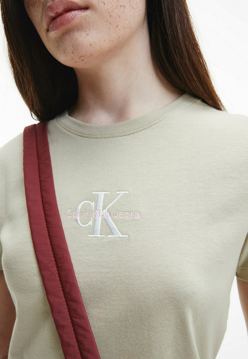 Damen T-Shirts | Calvin Klein Jeans SLIM LOGO T-Shirt print wheat fields/beige - RL52060 Damen T-Shirts | Calvin Klein Jeans SLIM LOGO T-Shirt print wheat fields/beige - RL52060
