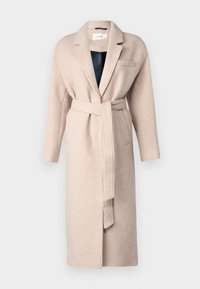 Cappotto in lana beige con design lungo, colletto a scialle e vita con cintura. Presenta una tasca sul petto e una consistenza morbida.