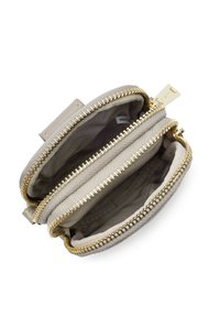 Lichtgrijze portemonnee met rits, gemaakt van zachte stof, met goudkleurige ritsen en twee hoofdvakken met een gladde binnenvoering.