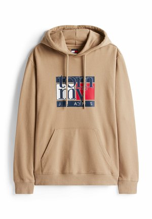 Sudadera beige con bolsillo frontal y capucha con cordón, que presenta un logo de Tommy Jeans en azul marino, blanco y rojo en el pecho.